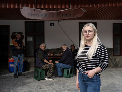 Debica Kostandinovic egy 58 éves háziasszony ül a blokádnál Kriveljben, Szerbiában 2024. április 3-án. Két tucat nő váltott műszakban, éjjel-nappal tiltakozik egy kis hídon Kriveljben, a kínai Zijin Mining leányvállalat által működtetett bánya ellen, amely uralja a környező vidéket és betolakszik az otthonaikba. Évekig építettük a falunkat, és abból a pénzből, amit ők (a Zijin vállalat) kínálnak nekünk a házainkért, egyetlen lakást sem tudunk venni - mondta Kostandinovic a Reutersnek adott interjúban