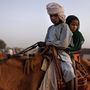 Közép-Afrika, Csád, 2024. április 24. A szudáni Dárfúrból frissen érkezett menekültek lóháton tartanak szállásuk felé 