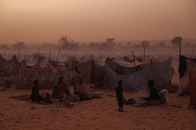 Közép-Afrika, Csád, 2024. április 24. Újonnan érkezett szudáni menekültek a szürkületben egy ideiglenes menedékhelyeket állítanak fel az áttelepítési tábor közelében