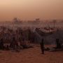 Közép-Afrika, Csád, 2024. április 24. Újonnan érkezett szudáni menekültek ülnek ideiglenes menedékhelyükön a szürkületben
