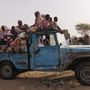 Közép-Afrika, Csád, 2024. április 23.  A szudáni Dárfúrból frissen érkezett menekültek ülnek egy járművön, mielőtt egy új táborba szállítják őket 