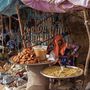 Közép-Afrika, Csád, 2024. április 23. Szudáni menekültek által felállított ideiglenes piactér, egy határ melletti táborban