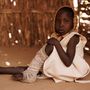 Közép-Afrika, Csád, 2024. április 23. Az 5 éves Najat Sharafadin Arbab Saboun, a nyugat-szudáni Dárfúrban lévő Geneinából menekült, ahol az RSF (Rapid Support Forces) katonái 2023. június 14-én lábon lőtték