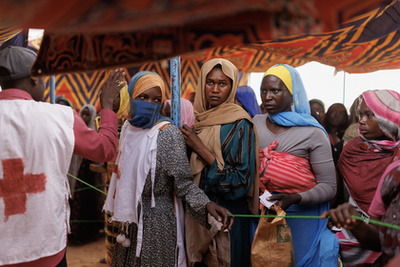 Közép-Afrika, Csád, 2024. április 24. Újonnan érkezett szudáni menekültek a szürkületben egy ideiglenes menedékhelyeket állítanak fel az áttelepítési tábor közelében