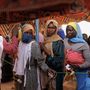 Közép-Afrika, Csád, 2024. április 22. Menekültek, főleg nők és gyermekek várják a WFP (World Food Programme) élelmiszerosztó pont megnyitását egy ideiglenes táborban 