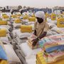 Közép-Afrika, Csád, 2024. április 22. Segélyt  osztanak ki menekülteknek a WFP (World Food Programme) élelmiszerosztó pontján, amelyet egy ideiglenes táborban nyitottak meg