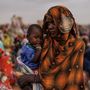 Közép-Afrika, Csád, 2024. április 22. Menekültek, főleg nők és gyermekek várják a WFP (World Food Programme) élelmiszerosztó pont megnyitását egy ideiglenes táborban 