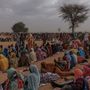 Közép-Afrika, Csád, 2024. április 22. Menekültek várják a WFP (World Food Programme) élelmiszerosztó pont megnyitását egy ideiglenes táborban 