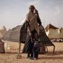 Közép-Afrika, Csád, 2024. április 21. Újonnan érkezett menekültek állnak ideiglenes menedékhelyük előtt