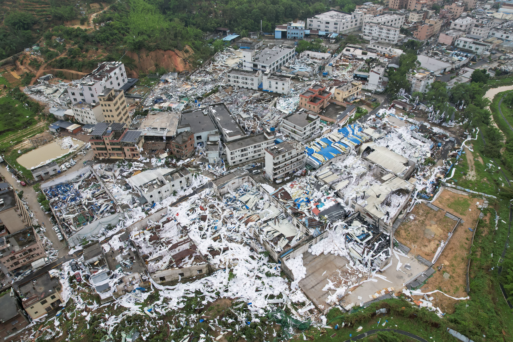 Ezen a 2024. április 28-án készült légi felvételen a dél-kínai Kuangtung tartományban tartományban található Kuangcsou városában egy tornádó pusztítása után megrongálódott épületek láthatók