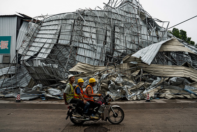 Ezen a 2024. április 28-án készült légi felvételen a dél-kínai Kuangtung tartományban tartományban található Kuangcsou városában egy tornádó pusztítása után megrongálódott épületek láthatók