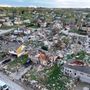 Drónnal készült felvételen a katasztrófavédelmi személyzet dolgozik a sérült épületek helyén egy tornádó után az amerikai Omahában, Nebraska államban 2024. április 26-án