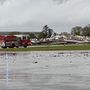 Sürgősségi személyzet dolgozik a tornádó által okozott károk mellett az Eppley Airfieldnél az amerikai Omahában, Nebraskában 2024. április 26-án 