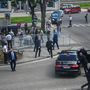 Biztonságiak szállítják Robert Fico szlovák miniszterelnököt egy autóban, miután a szlovák kormány ülése után lövöldözés történt Nyitrabányán, Szlovákiában 2024. május 15-én