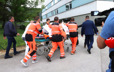 Egy személyt őrizetbe vesznek a Robert Fico ellen elkövetett merénylet után Nyitrabányán, Szlovákiában, 2024. május 15-én
