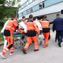 Robert Fico szlovák miniszterelnököt helikopterről szállítják a mentősök a szlovákiai Besztercebányán található kórházba, ahol több lövés után kezelik 2024. május 15-én