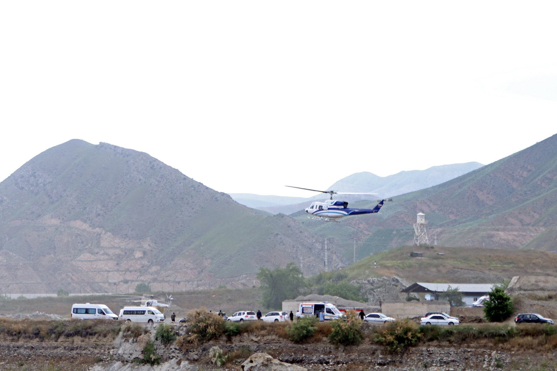 A mentésben résztvevők a helikopter lezuhanása után 2024. május 19-én