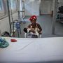 A 35 éves Jacques Fabienne gyermekét, Janbatis tartja a kezében az Orvosok Határok Nélkül által működtetett klinikán a Cite Soleil negyedben, Port-au-Prince-ben, Haitin, 2024. május 8-án