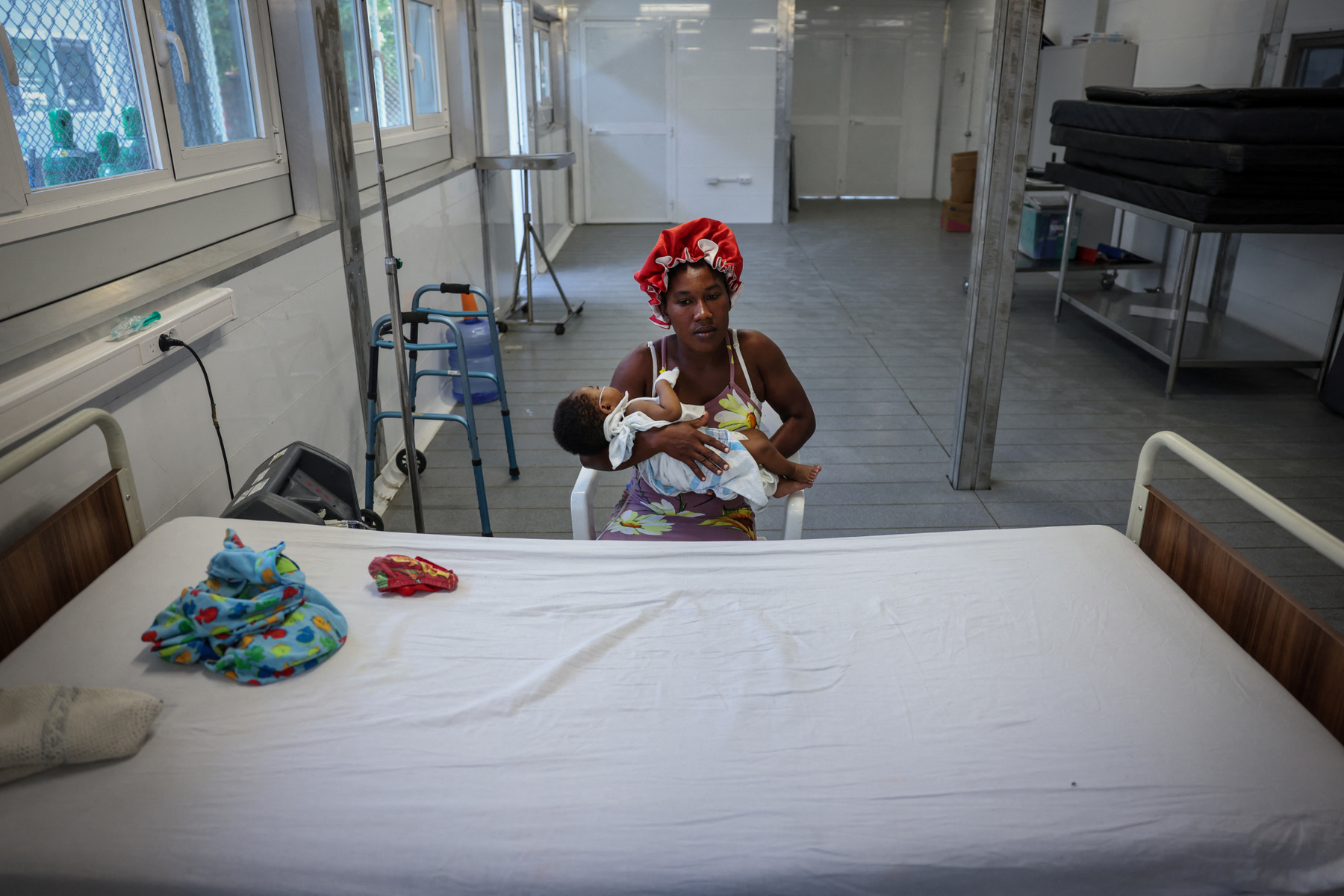 Emberek sétálnak a Juvenat negyed Monoville negyedében Port-au-Prince-ben, Haitin, 2024. május 7-én