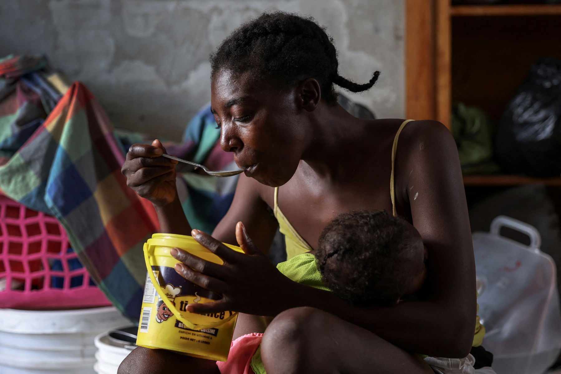 Emberek sétálnak a Juvenat negyed Monoville negyedében Port-au-Prince-ben, Haitin, 2024. május 7-én