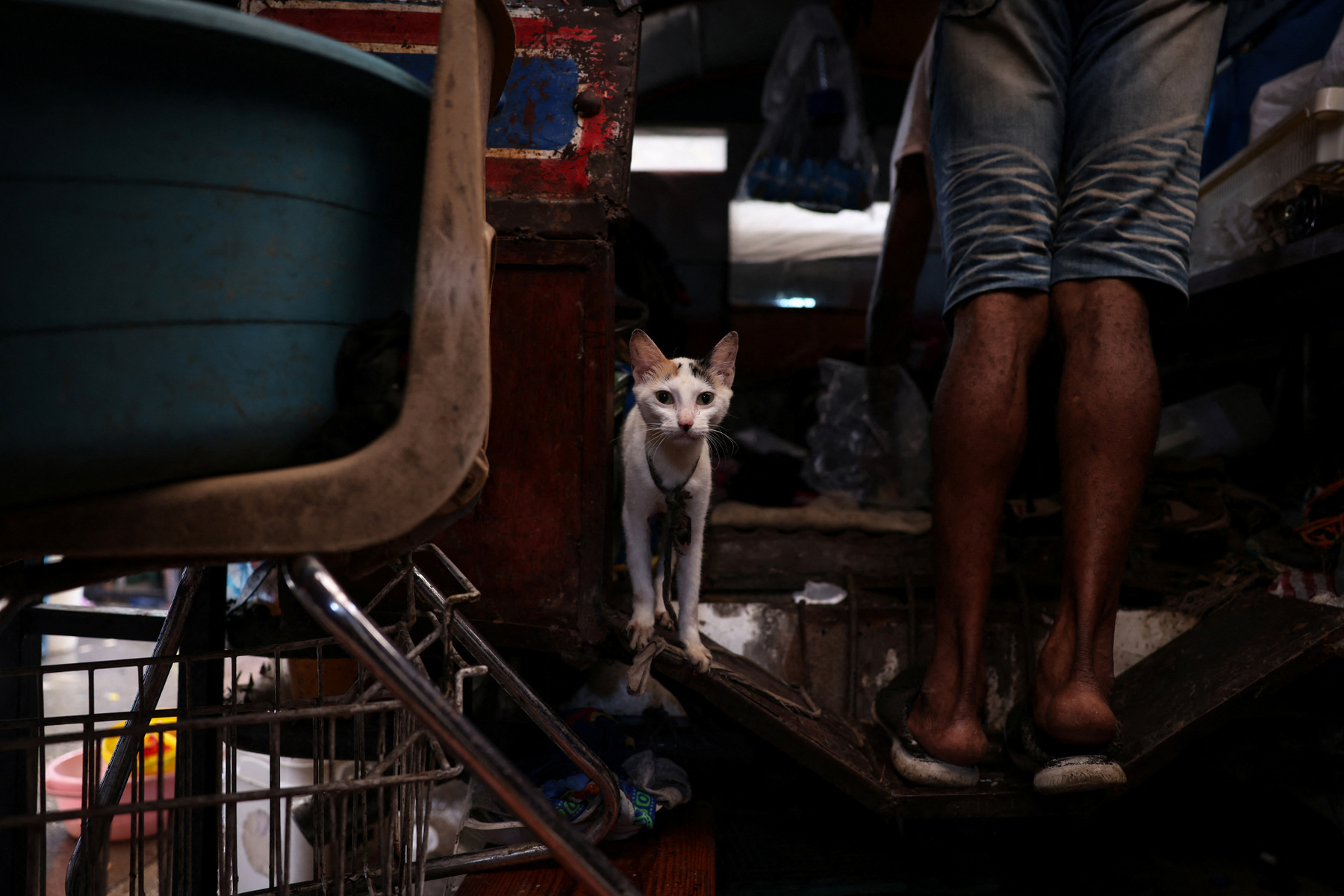 Emberek sétálnak a Juvenat negyed Monoville negyedében Port-au-Prince-ben, Haitin, 2024. május 7-én