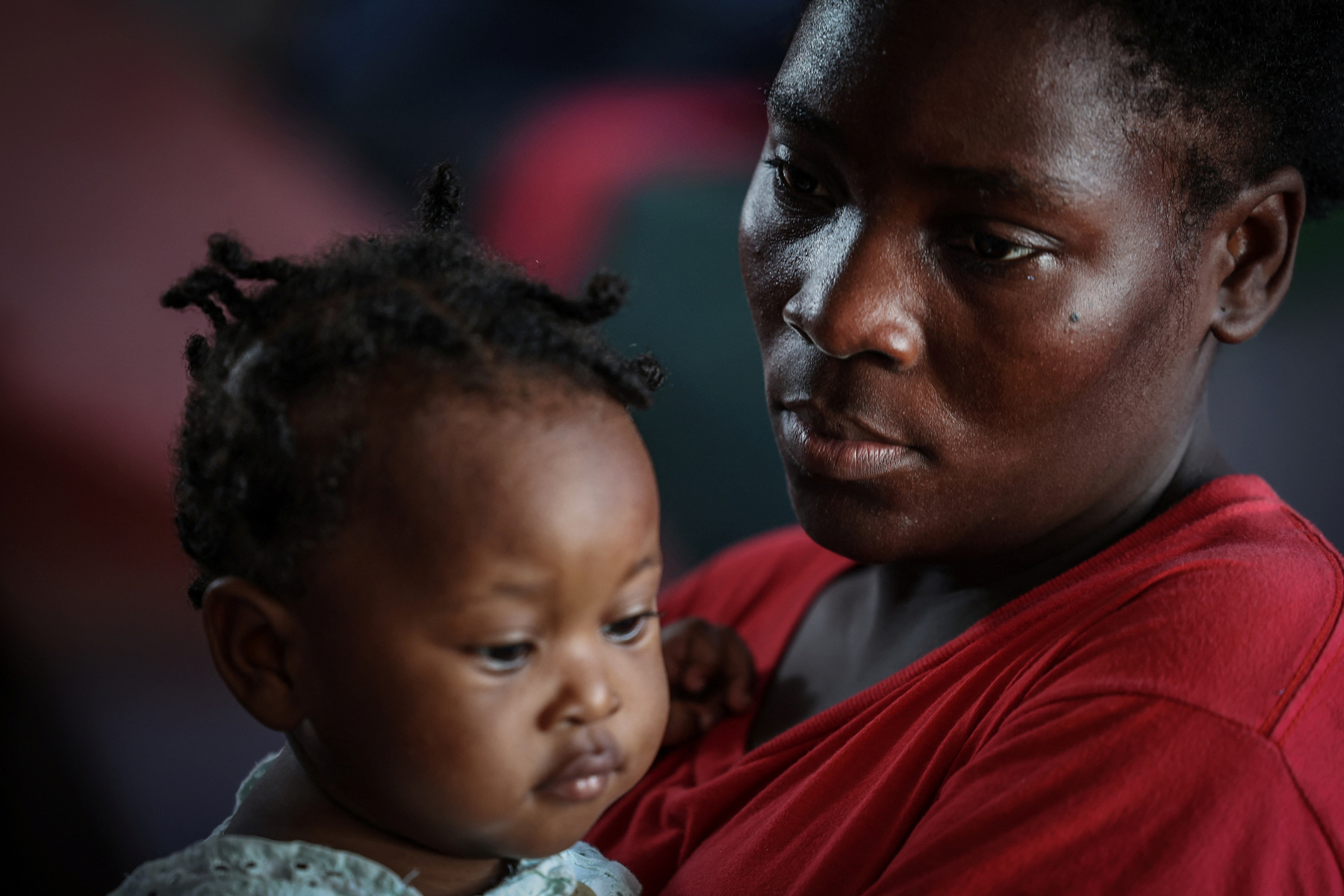 Emberek sétálnak a Juvenat negyed Monoville negyedében Port-au-Prince-ben, Haitin, 2024. május 7-én