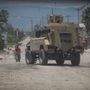 A haiti nemzeti rendőrség páncélozott járművel járőrözik a haiti Port-au-Prince-i Cite Soleil negyedben 2024. május 8-án
