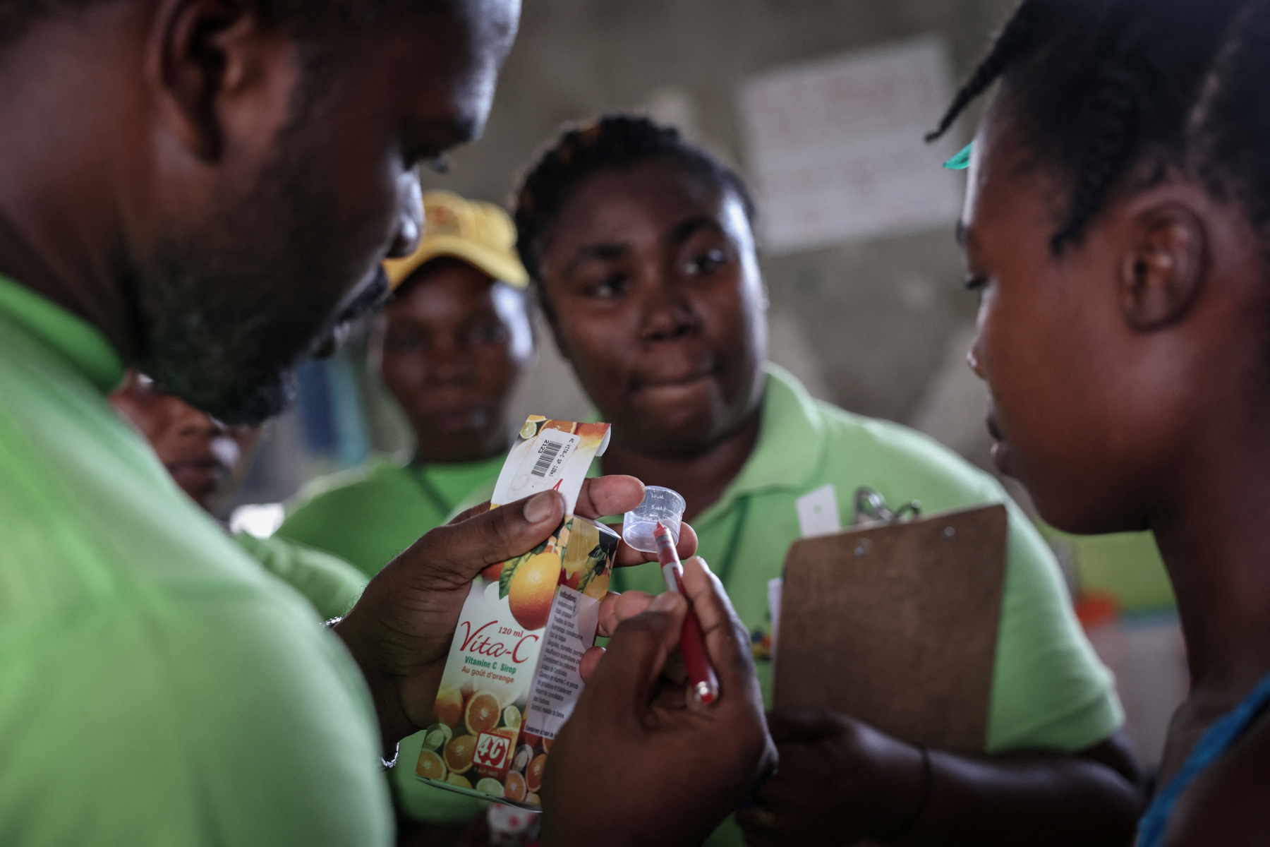 Emberek sétálnak a Juvenat negyed Monoville negyedében Port-au-Prince-ben, Haitin, 2024. május 7-én