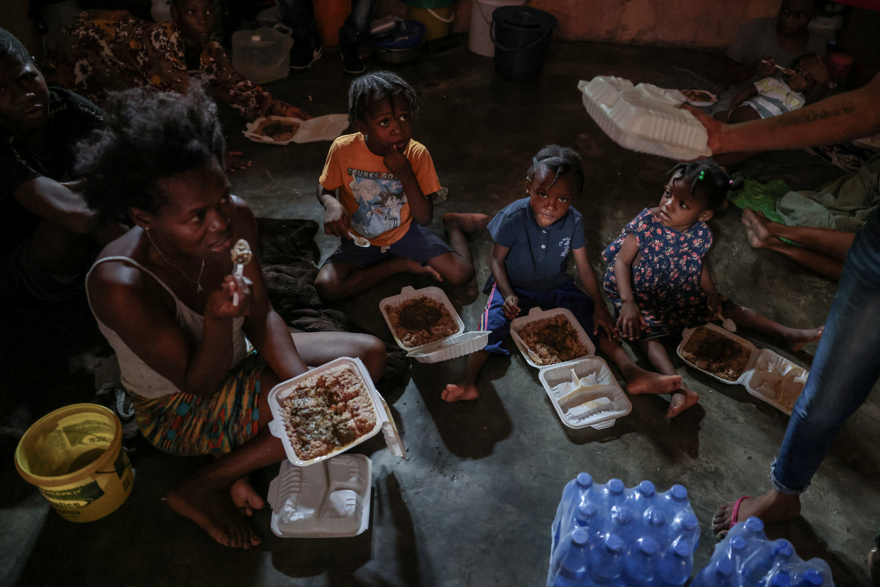 Emberek sétálnak a Juvenat negyed Monoville negyedében Port-au-Prince-ben, Haitin, 2024. május 7-én