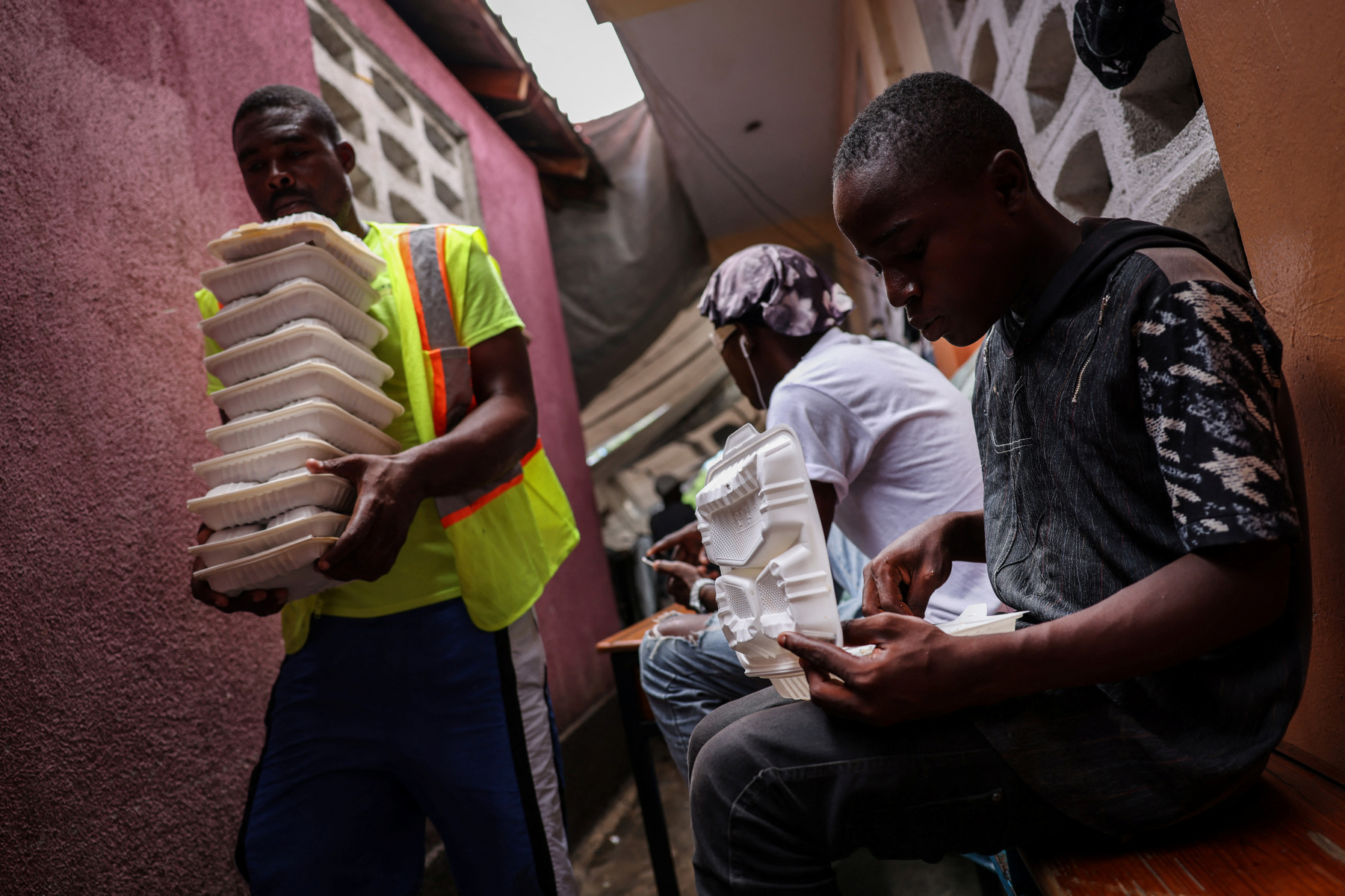 Emberek sétálnak a Juvenat negyed Monoville negyedében Port-au-Prince-ben, Haitin, 2024. május 7-én