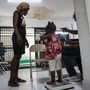 Egy orvos mérlegel egy gyermeket a Solano negyed kórházában Port-au-Prince-ben, Haitin, 2024. május 9-én