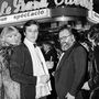 Alain Delon, Mireille Darc és Sergio Leone olasz rendező érkezik a Le Grand Cabaret nevű híres éjszakai klub újranyitására 1977. január 15-én Nizzában