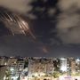 Az izraeli Iron Dome rakétaelhárító rendszer rakétákat fog el 2024. október 1-jén