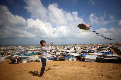 Emberek fényképeket készítenek a Bejrút déli részén levő Dahiyeh környékén végrehajtott izraeli légicsapást követően 2024. október 6-án
