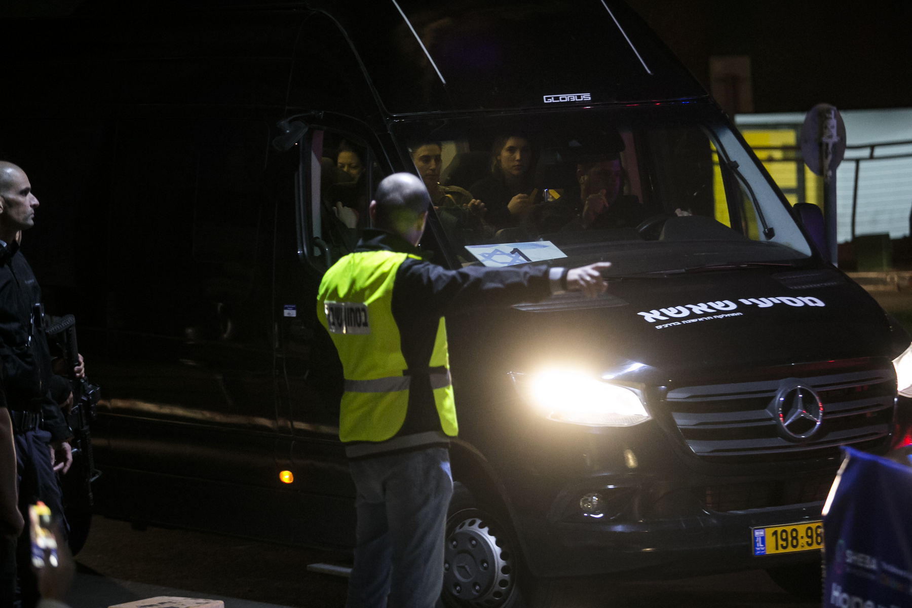 Emberek fényképeket készítenek a Bejrút déli részén levő Dahiyeh környékén végrehajtott izraeli légicsapást követően 2024. október 6-án