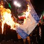 Izraeli zászlót égetnek az Izrael elleni támadása utáni ünnepségen Teheránban 2024. október 1-jén