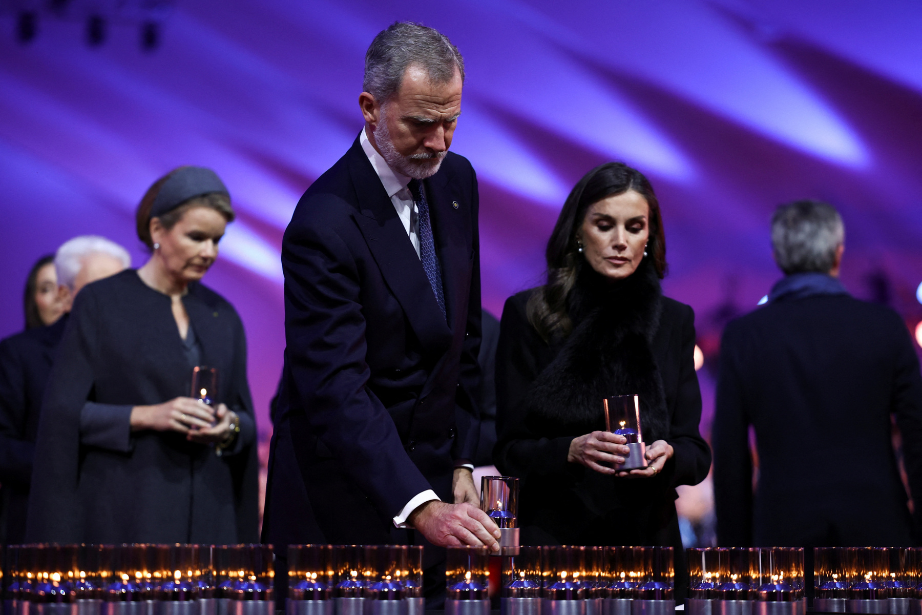 Virágok és gyertyák a Halálfal előtt