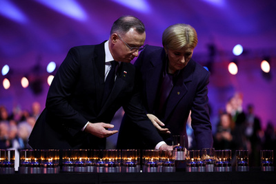 Virágok és gyertyák a Halálfal előtt