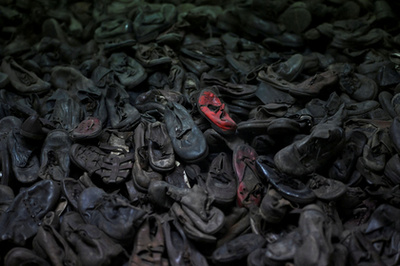 Virágok és gyertyák a Halálfal előtt