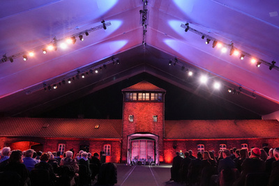 Virágok és gyertyák a Halálfal előtt