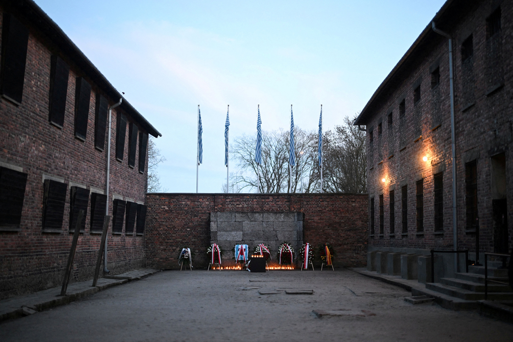 Virágok és gyertyák a Halálfal előtt