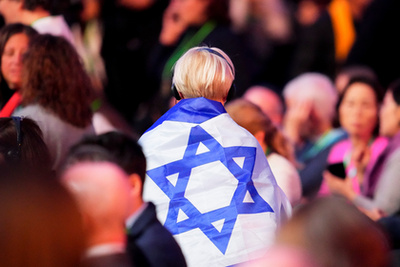 Virágok és gyertyák a Halálfal előtt