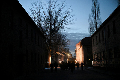 Virágok és gyertyák a Halálfal előtt