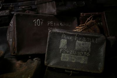 Virágok és gyertyák a Halálfal előtt