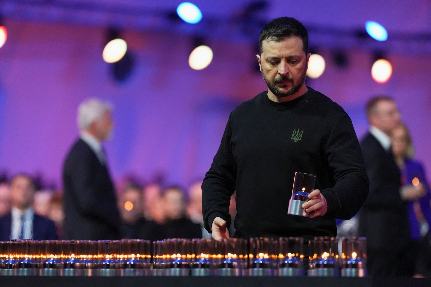 Virágok és gyertyák a Halálfal előtt