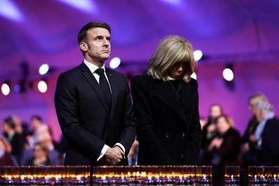 Virágok és gyertyák a Halálfal előtt