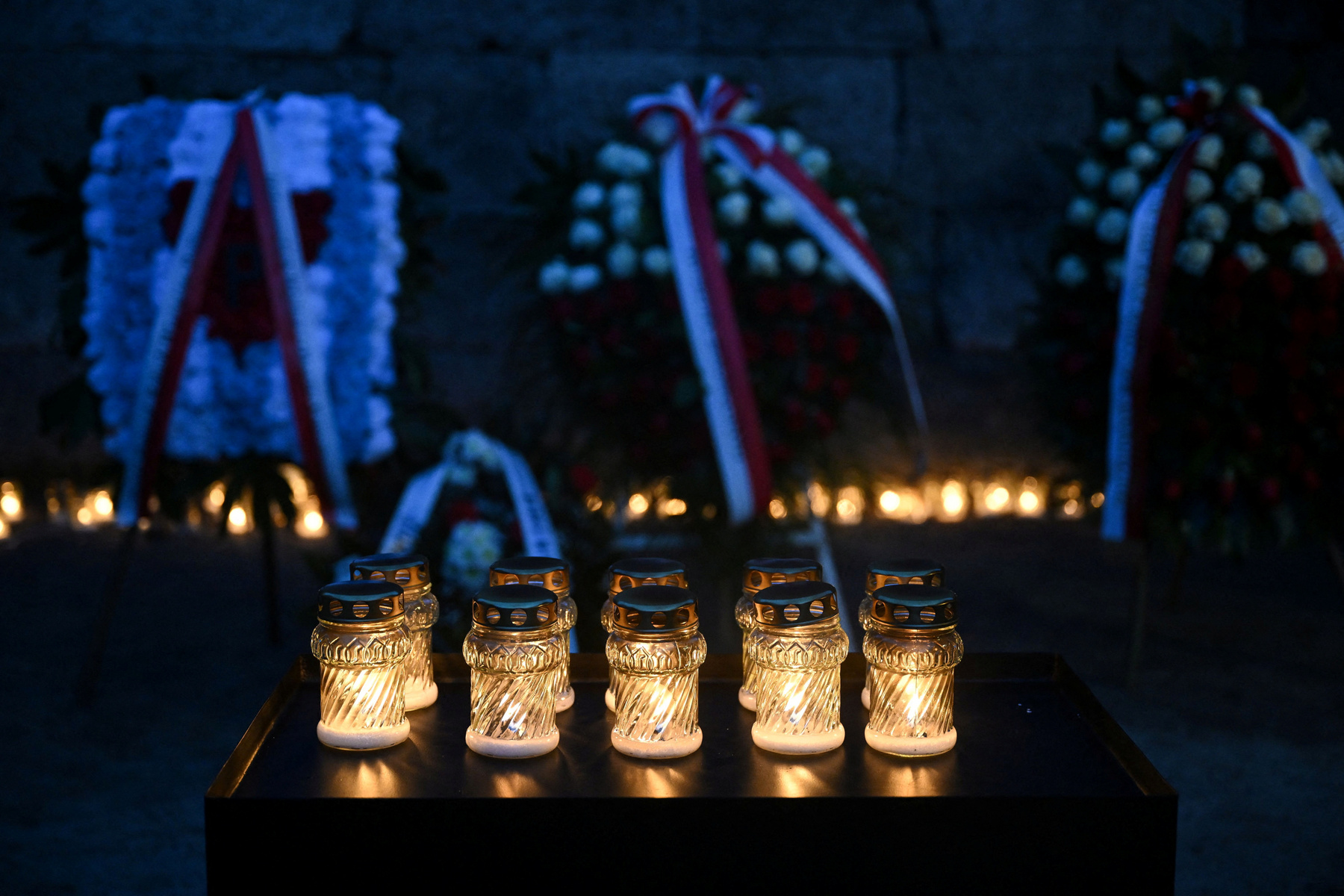 Virágok és gyertyák a Halálfal előtt