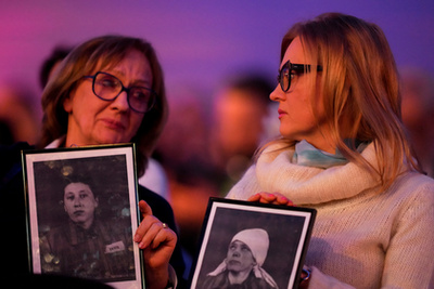 Virágok és gyertyák a Halálfal előtt