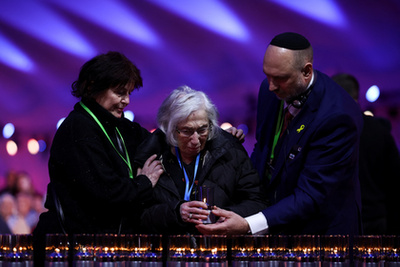 Virágok és gyertyák a Halálfal előtt