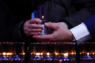 Virágok és gyertyák a Halálfal előtt